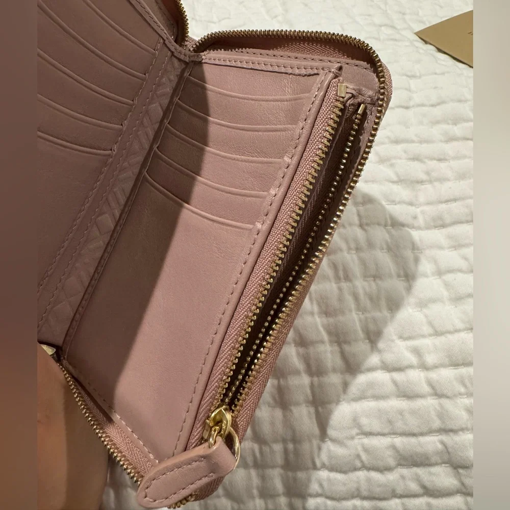 Authentic BURBERRY patent wallet in dusty/heather pink - Picture 2 of 11